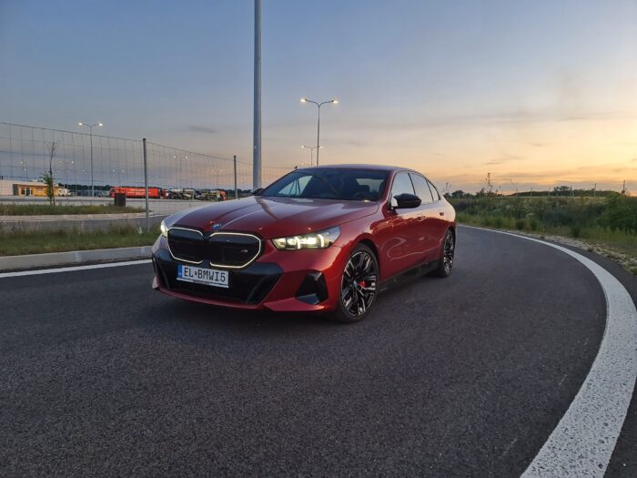 E. Stríž / Na fotografii BMW i5. Automobilkám sa zatiaľ predaj elektromobilov veľmi nevypláca, napriek tomu BMW dokázalo vo finále pracovať so ziskami.
