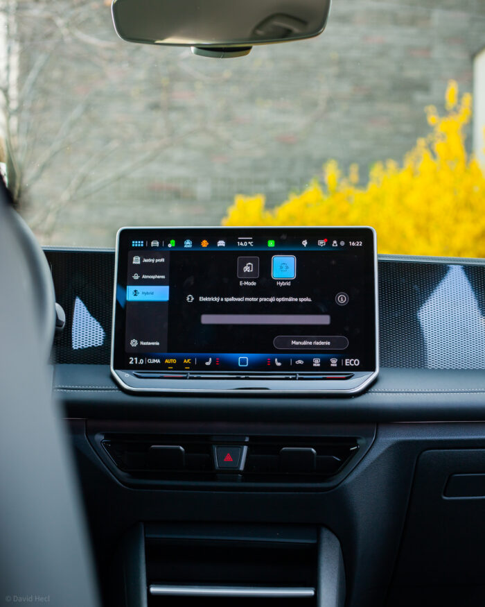 D. Hecl / V prehľade určenom pre plug-in hybridný systém je možnosť voľby medzi kompletne elektrickým E-Mode alebo hybrdiným režimom.