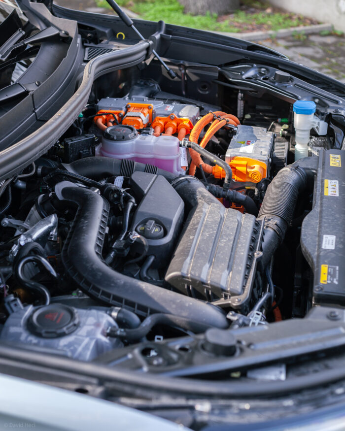 D. Hecl / Benzínový agregát je zasadený hlboko do motorového priestoru. Vďaka tomu je ťažisko auta nízko nad povrchom vozovky, čo dodáva na lepšej stabilite.
