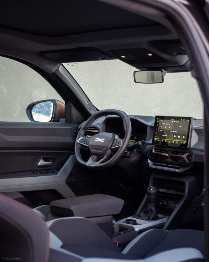 Autobazar.EU | Centrom interiéru je veľký volant a displej infotainmentu. Opticky pôsobí volant o číslo väčšie, ako pri ostatných autách, čo ale môže byť spôsobené subjektívne tým, že som týždeň pred tým testoval Peugeot E-3008 s malým volantom. Niekedy som však mal pocit, že volant má až príliš robotickú odozvu. Inak je pracovisko vodiča veľmi príjemne poskladané.