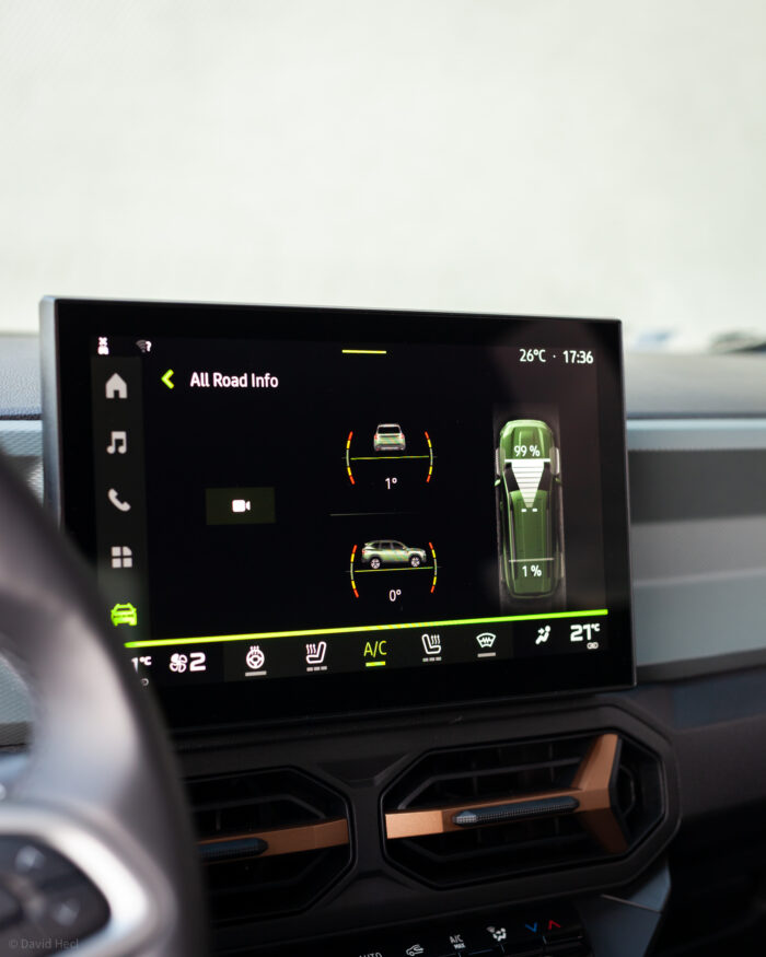 Autobazar.EU | Infotainment ponúka aj možnosť zobrazenia All Road Info. Okrem náklonov karosérie tu vidím aj aktuálnu distribúciu výkonu medzi prednou a zadnou nápravou. Vo väčšine prípadov je to však 99:1.