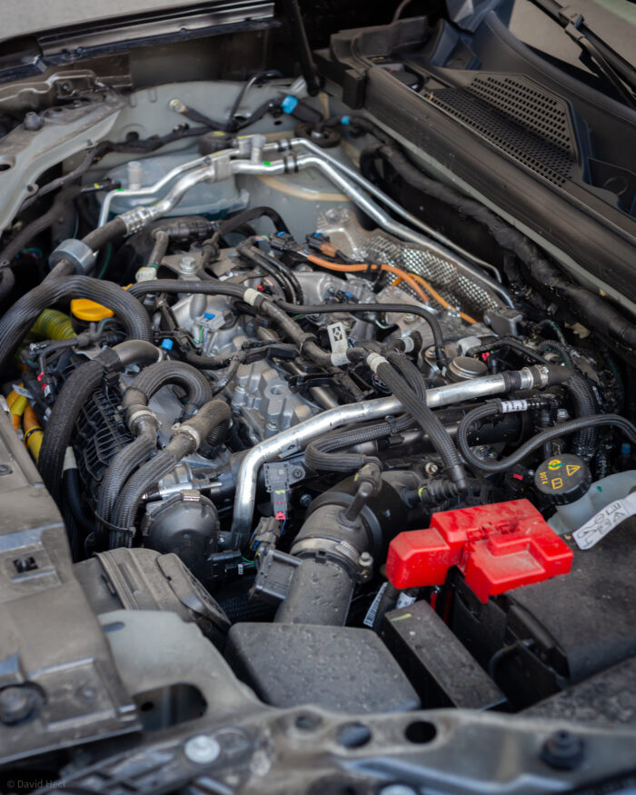 Autobazar.EU | Pod kapotou nájdete len skromný motor s tromi valcami a objemom 1,2-litra. Jeho estetická stránke nezaujme, no poteší jeho príjemná dynamika. Motor je navyše vybavený mild hybridným systémom. Výhodou je tichý štart. Bohužiaľ, kvôli spojeniu s manuálnou prevodovkou nemôžete počítať s módom plachtenia.
