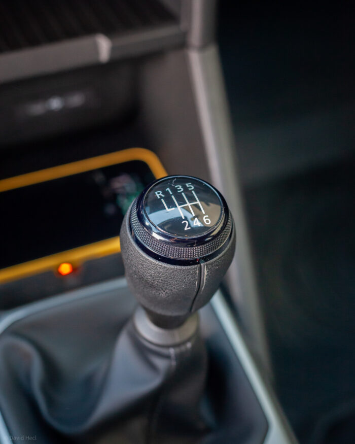 Autobazar.EU | Za mňa osobne je najväčšou slabinou auta práve spojenie slabého motora s manuálnou prevodovkou a pohonom 4x4. Automat by prechod náročnejším terénom zvládol lepšie. Otázna je životnosť prevodovky ak s autom budete neustále mimo ciest. Samotná prevodovka má príjemne dlhú jednotku, avšak vyššie stupne majú za mňa trochu chaotickú kulisu. Ocenil by som ich lepšie poskladanie. 