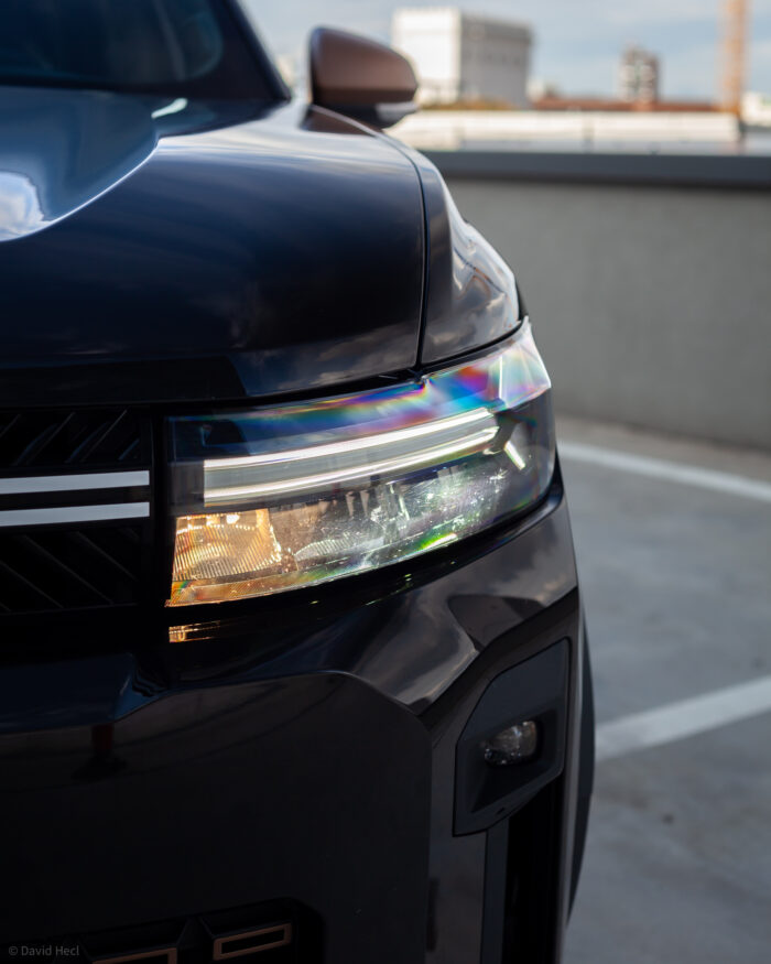 Autobazar.EU | Keď pred rokmi prišlo aktuálne Sandero s LED osvetlením, mnoho ľudí bolo príjemne prekvapených a diaľkové svetlá s halogénmi neriešili. Avšak dnes, už je halogén skôr úsmevným artiklom. Výkon diaľkových svetiel je podpriemerný, a ich svetlo sa často stráca v LED stretávacích svetlách. 