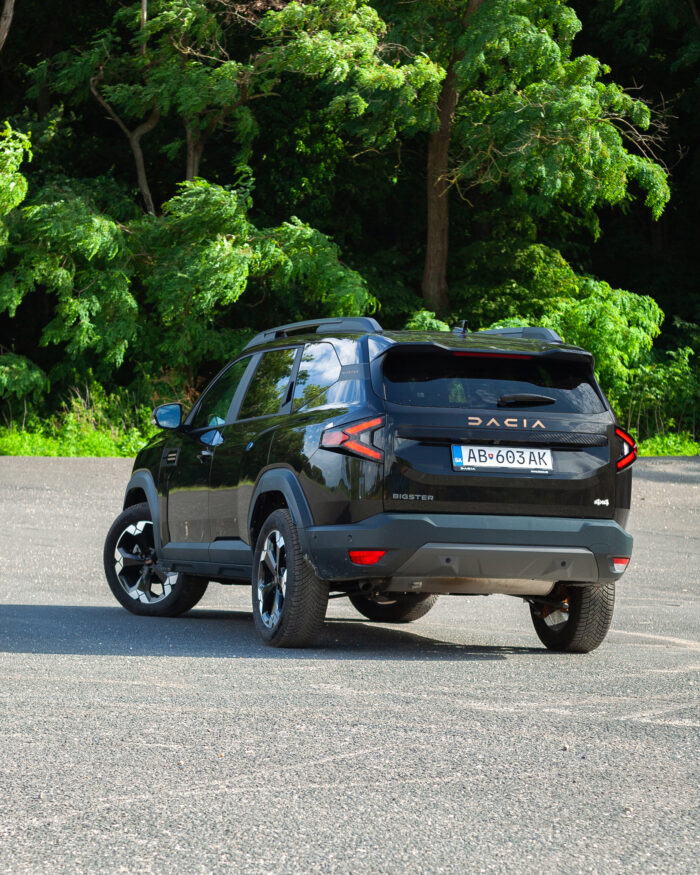 Autobazar.EU | Výrazne dlhší zadný previs sa podpísal pod väčší batožinový priestor. Auto v realite pôsobí skutočne robustne.