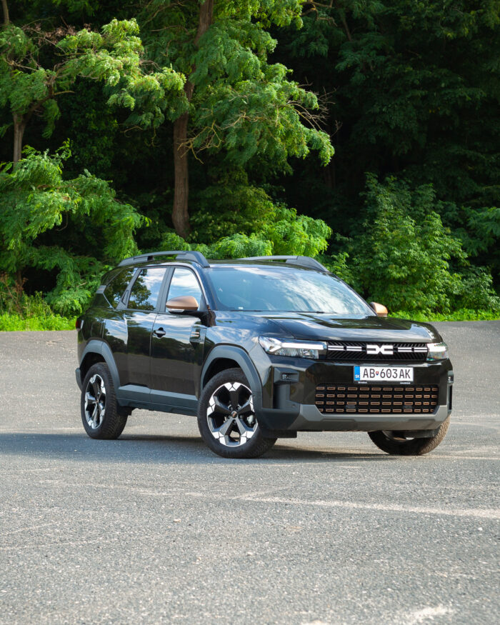 Autobazar.EU | Na prvý pohľad je pomerne náročné rozoznať Duster a Bigster. Druhý menovaný je však výrazne väčší. Tento nárast rozmerov pritom nie je len na oko.