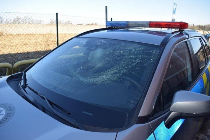 Facebook | Polícia SR - Trnavský kraj | Aj policajné auto už zasiahol kus ľadu z nákladného auta. Incident sa odohral ešte v roku 2023 na R1.