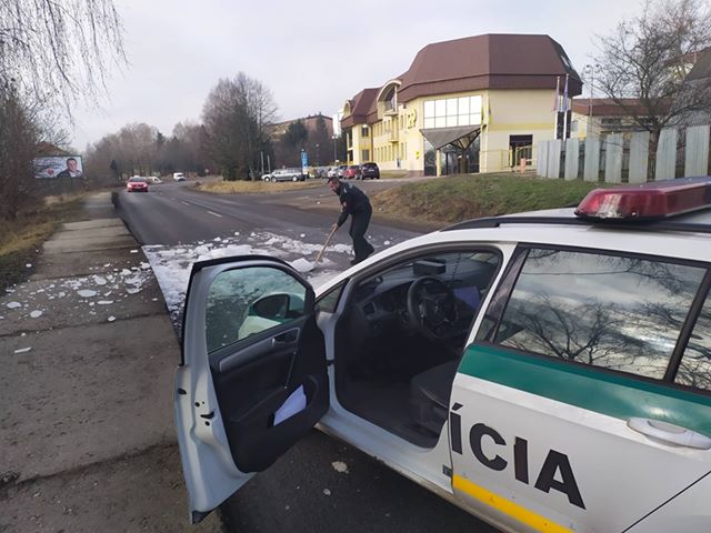Facebook | Polícia Slovenskej republiky | Aj takto môže vyzerať kryha odtrhnutá za jazdy z nákladného auta. Príslušníci PZ v roku 2020 odstraňovali hrubý kus odtrhnutého ľadu z vozovky.