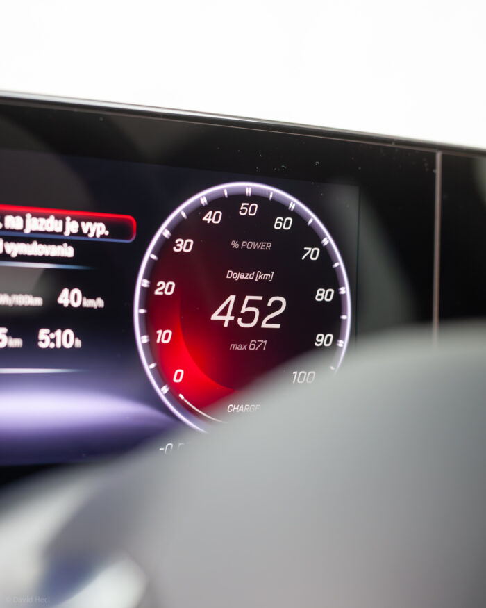 Autobazar.EU | Palubný počítač dokáže pomerne presne odhadovať aktuálny dojazd. Maximálny odhad však býva výrazne optimistický, najmä počas zimy.