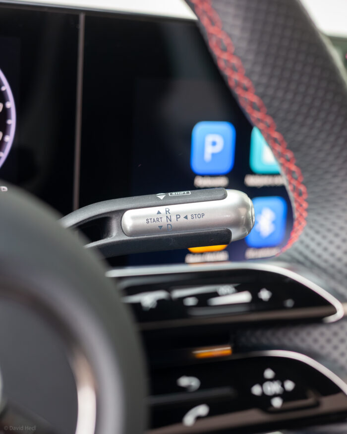 Autobazar.EU | Rekuperáciu energie možno ovládať páčkou pri volante. K dispozícii sú štyri režimy – bez rekuperácie, mierna, silná a inteligentná rekuperácia, ktorá sa automaticky prispôsobuje podmienkam v okolí auta.