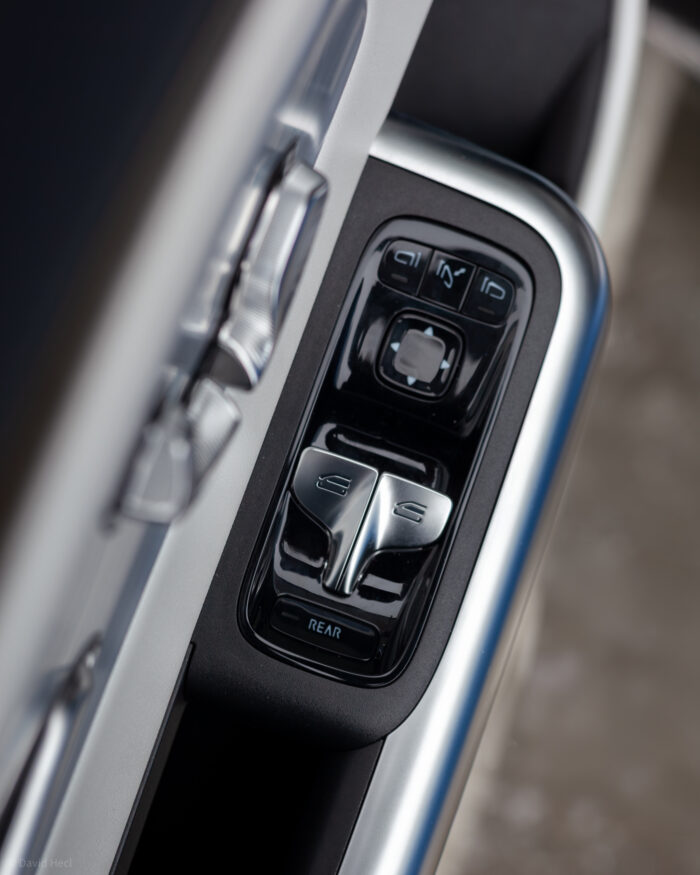 Autobazar.EU | Ovládanie okien používa prepínací systém podobný niektorým modelom Volkswagenu. Dve tlačidlá tak ovládajú predné aj zadné okná.