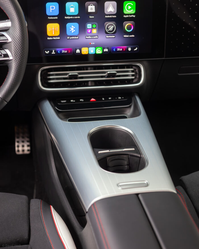 Autobazar.EU | Stredová konzola sa vyhla klavírnemu laku. Namiesto neho tu nájdete hliníkové obloženie, ktoré pôsobí prémiovo a zároveň je praktickejšie na údržbu. Podložka pre smartfón obsahuje bezdrôtovú nabíjačku s chladením.