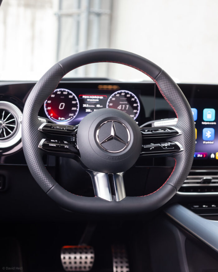 Autobazar.EU | Volant s dotykovými ovládačmi patrí k typickým prvkom Mercedesu. Väčšinu funkcií možno ovládať bez pustenia rúk z volantu.