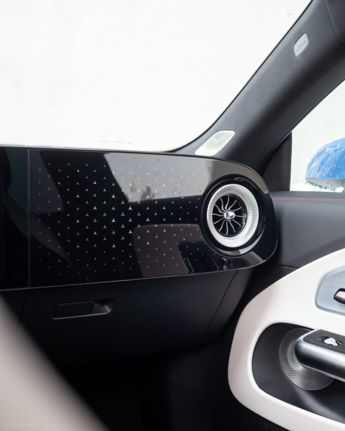 Autobazar.EU | Pred spolujazdcom sa namiesto displeja nachádza dekoratívna plastová lišta s motívom hviezd. Samostatný displej pre spolujazdca v tejto konfigurácii chýba.