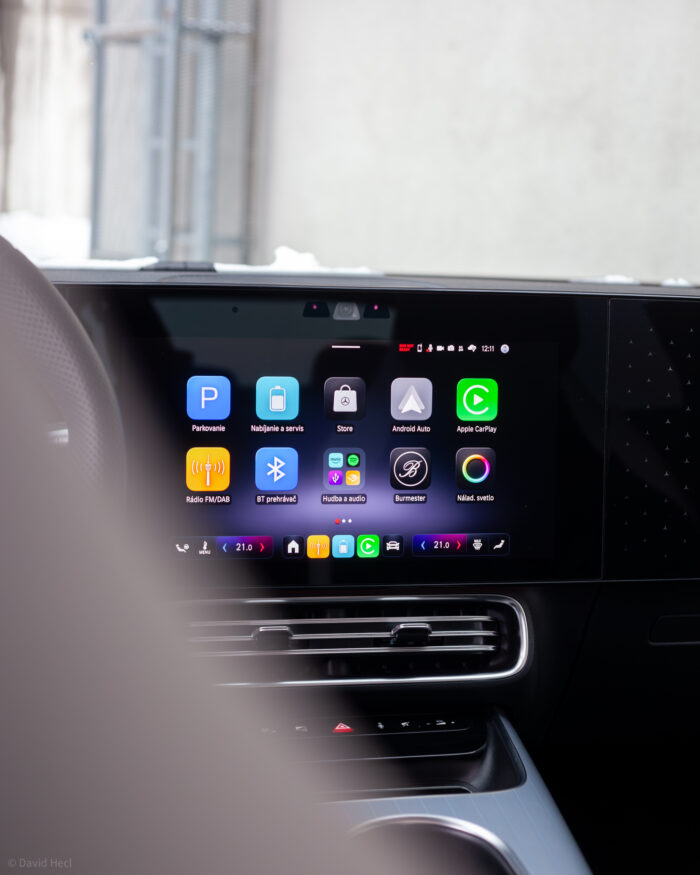 Autobazar.EU | Infotainment systému MBUX je rýchly a prehľadný. Veľké ikonky pripomínajú ovládanie smartfónu, no orientácia displeja nemusí vyhovovať každému keďže obrazovka je prakticky kolmá na vozovku.