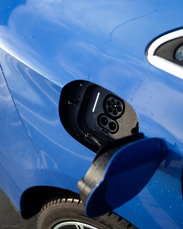 Autobazar.EU | 800-voltová architektúra umožňuje nabíjanie výkonom až 11 kW pri AC a na rýchlonabíjačkách až do 320 kW. V ideálnych podmienkach tak dokáže auto doplniť energiu veľmi rýchlo.