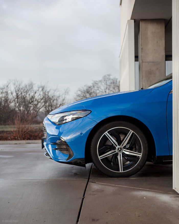 Autobazar.EU | Predok má mierne „žraločí“ profil s jemne negatívnym sklonom masky. Tento detail opticky znižuje prednú časť a zvýrazňuje dynamiku karosérie.