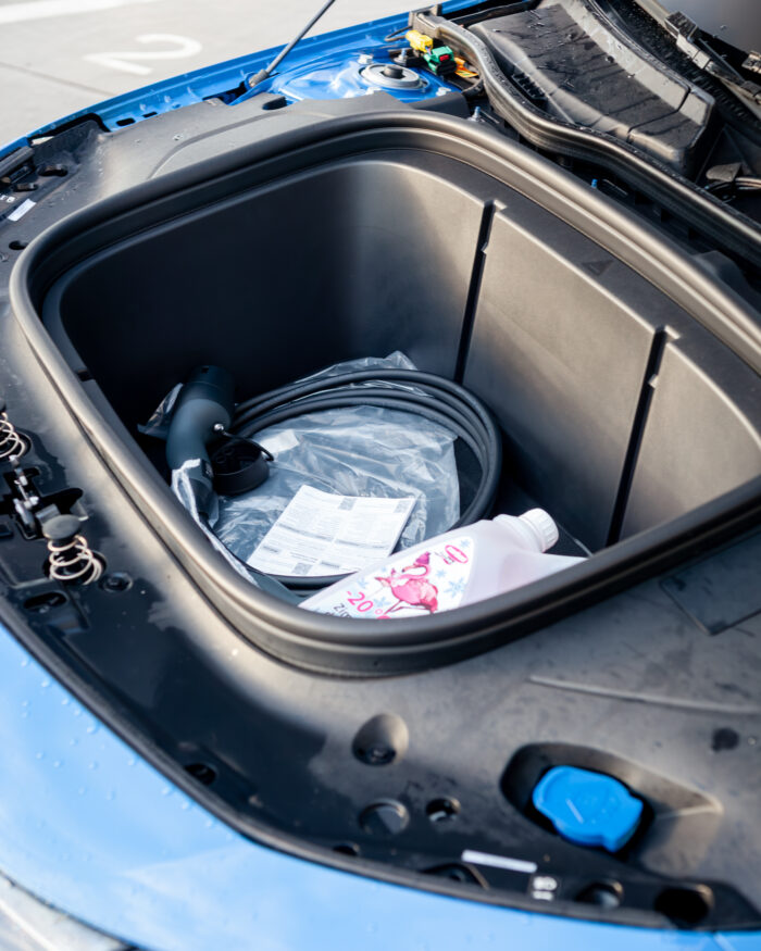 Autobazar.EU | Mercedes-Benz CLA 250+ with EQ technology prvýkrát prináša aj predný kufor s objemom 101 litrov. Ten je vhodný na menšie predmety alebo na nabíjacie káble.