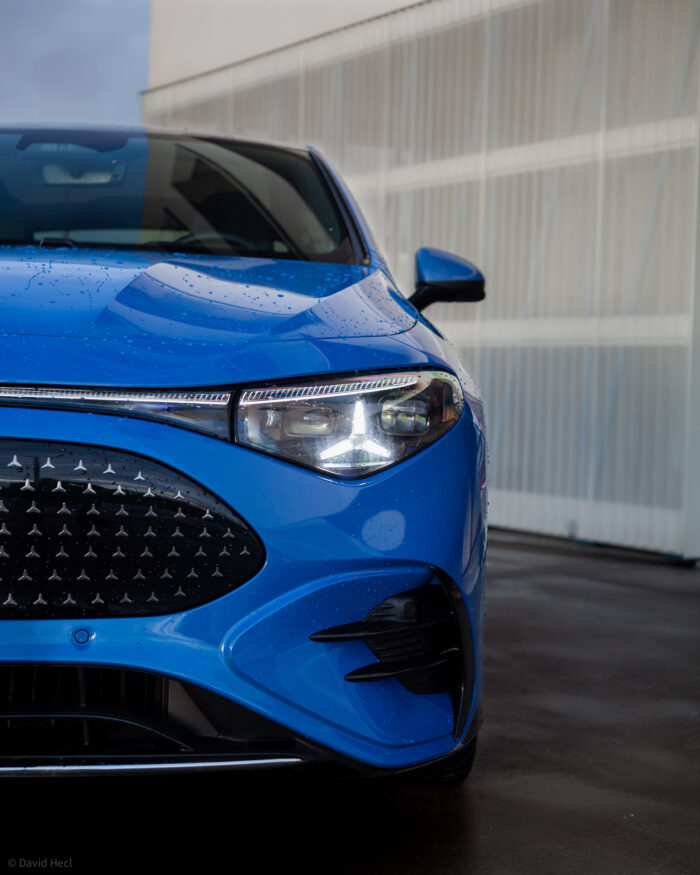 Autobazar.EU | Svetlomety MULTIBEAM LED využívajú matrix technológiu. Svietia veľmi dobre, no nejde o úplný vrchol ponuky značky a systém občas reaguje aj na objekty ako dopravné značky. Hviezda v ich strede pritom funguje aj ako smerovka.