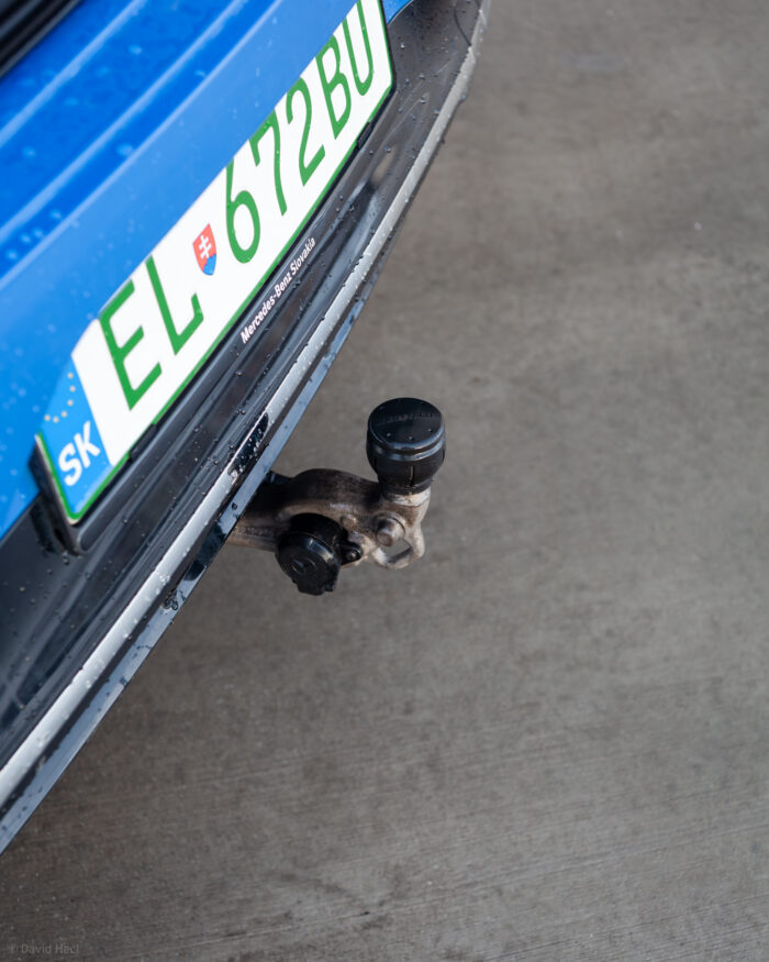 Autobazar.EU | Testované auto bolo vybavené výklopným ťažným zariadením. Brzdený príves môže vážiť až 1500 kilogramov.