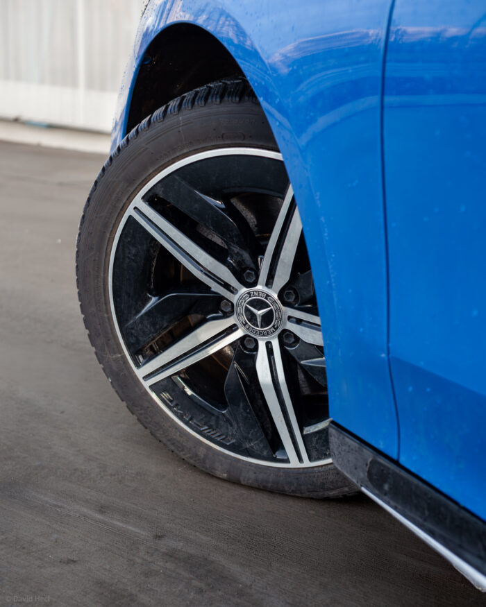 Autobazar.EU | Testované CLA jazdilo na 18-palcových diskoch. Tie prinášajú dobrý kompromis medzi komfortom a stabilitou, pričom zadné pneumatiky sú širšie.