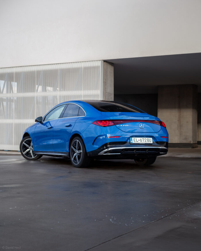 Autobazar.EU | Zadná časť Mercedes-Benz CLA 250+ with EQ Technology pôsobí veľmi čisto a jednoducho. Svetlomety sú prepojené úzkym svetelným pásom, ktorý opticky rozširuje karosériu. Dizajn samotných svetiel odkazuje na logo značky, čo pôsobí naozaj netradične.