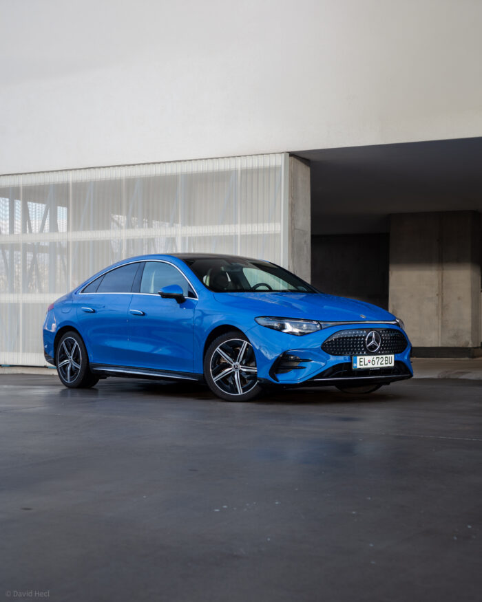 Autobazar.EU | Predná časť stavia na jednoduchých líniách a aerodynamike. Dominantou je podsvietená maska s trojcípymi hviezdami a úzke svetlomety, ktoré autu dodávajú moderný výraz.