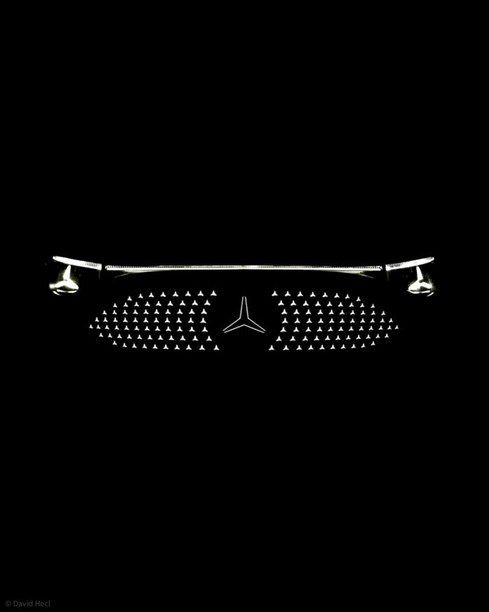 Autobazar.EU | V noci vynikne podsvietená maska s množstvom hviezd. Tento prvok je typický práve pre elektrickú verziu.