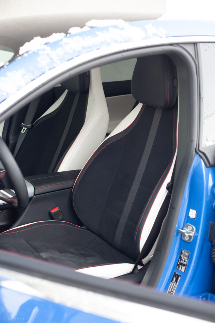 Autobazar.EU | Predné sedadlá ponúkajú dobré bočné vedenie aj vysoký komfort. V prípade tejto výbavy nechýba ani masážna funkcia vhodná na dlhé presuny. Ich dizajn je tiež veľmi pôsobivý. Jediným problémom interiéru je zvuk zatvárania bezrámových dverí. Nevkusné plechové buchnutie sa na auto tohto typu určite nehodí.