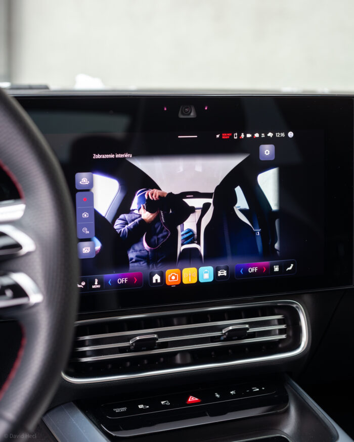 Autobazar.EU | Infotainment umožňuje aj videokonferencie priamo cez centrálny displej. Funkcia sa môže hodiť najmä počas pracovných ciest.