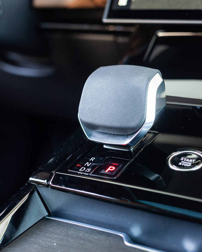 Autobazar.EU | 8-stupňová automatická prevodovka radí rýchlo a spoľahlivo. Počas testu som si nevšimol žiadne výraznejšie zaváhanie. Silnou stránkou je aj logické odstupňovanie prevodov. V bežnom režime motor drží v nízkych otáčkach, v dynamickom ho zasa zbytočne nedusí a vie si ho podržať.