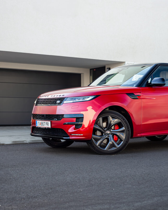 Autobazar.EU | Okrem červeného lakovania dostalo auto aj červené brzdové strmene. Tie predné sú štvorpiestikové a spolupracujú s kotúčmi s priemerom až 400 milimetrov.