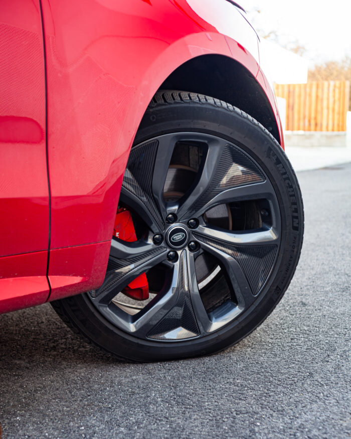 Autobazar.EU | 23-palcové disky sú najväčšie, aké Range Rover Sport ponúka. Obrovské kolesá a pneumatiky s rozmerom 285/40 R23 pritom výborne spolupracujú so vzduchovým podvozkom. Auto ani na takomto obutí na ceste neskáče a drží sa prekvapivo pokojne.