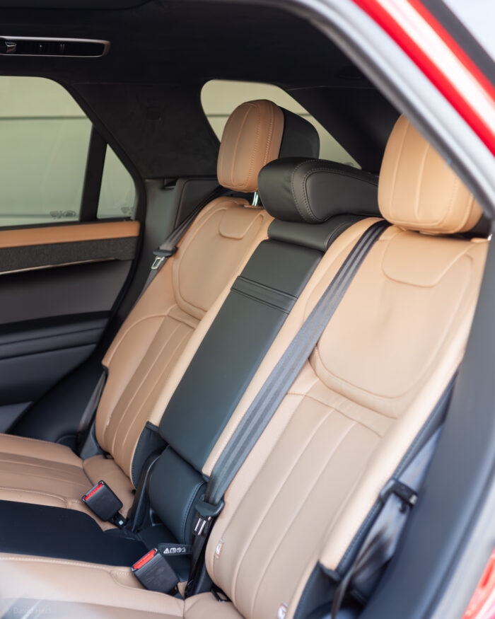 Autobazar.EU | Zadná lavica na tom nie je o nič horšie. Je delená v pomere 60:40 a ovládať ju môžete priamo z batožinového priestoru. Cestujúci vzadu si navyše vedia nastaviť sklon operadiel a využívať aj 4-zónovú klimatizáciu.