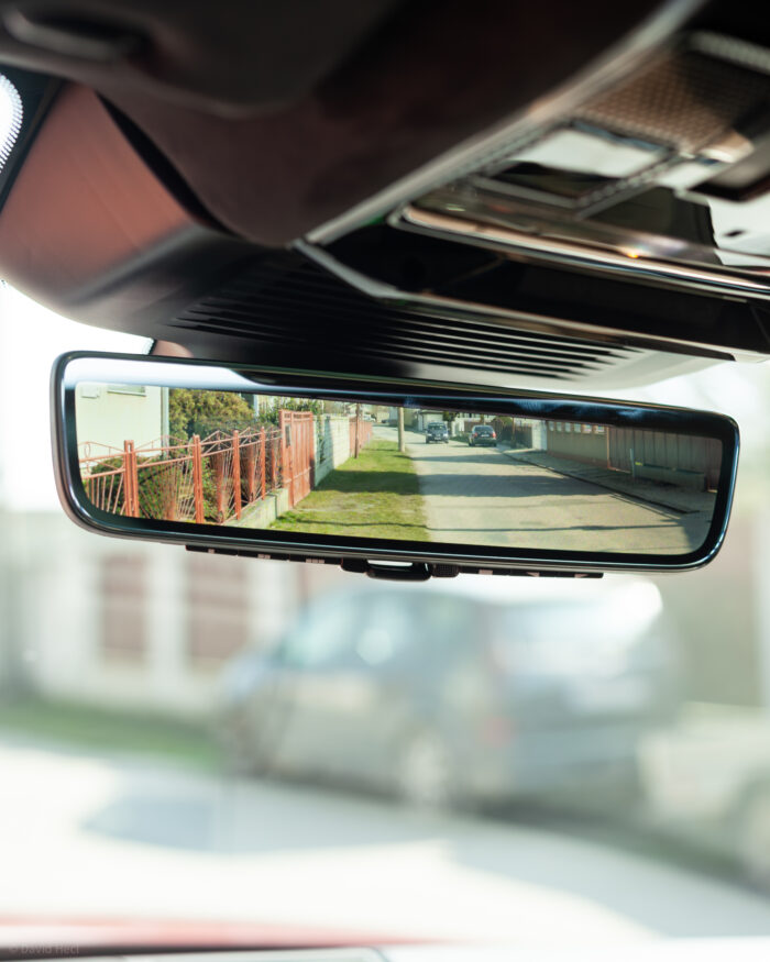 Autobazar.EU | Na dvojici žraločích plutiev na streche sa nachádza aj kamera digitálneho spätného zrkadla. Aktivuje sa ovládačom v jeho strede a kvalita obrazu zostáva použiteľná aj za tmy.