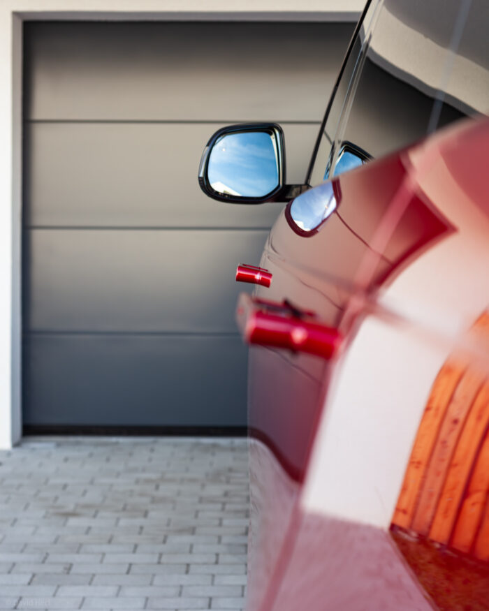 Autobazar.EU | Monumentálny dizajn dotvárajú aj zapustené kľučky dverí. Slabšou stránkou je len to, že motorčeky ich vysúvacieho mechanizmu sú hlučnejšie než pri konkurencii, čo sa k charakteru auta veľmi nehodí.