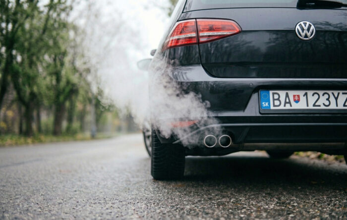 Modrý, biely, čierny alebo sivý? Čo prezrádza farba dymu z výfuku o stave vášho auta?