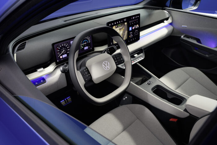Interiér v znamení kvalitných materiálov. Čalúnenie látkou by malo byť samozrejmosťou vyšších výbav. Volkswagen sa zároveń vracia ku klasickým tlačidlám, ktoré doplní výrazný displej infotainmentu, na ktorom beží zábavno-informačný systém postavený na Androide. 