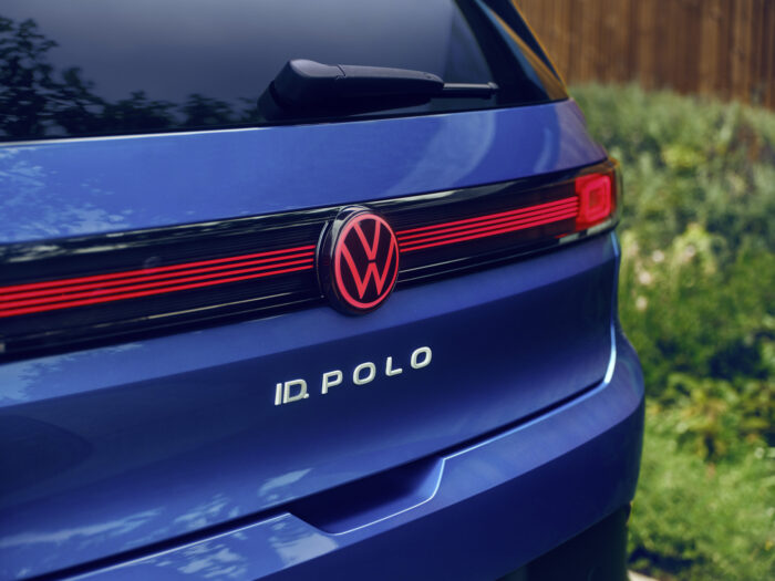 Podsvietené predné a zadné logo sú súčasťou najvyššej verzie svetlometov. Zaujímavosťou je, že Volkswagen implementoval svietiace logo aj na volante ako súčasť ambientného osvetlenia. 