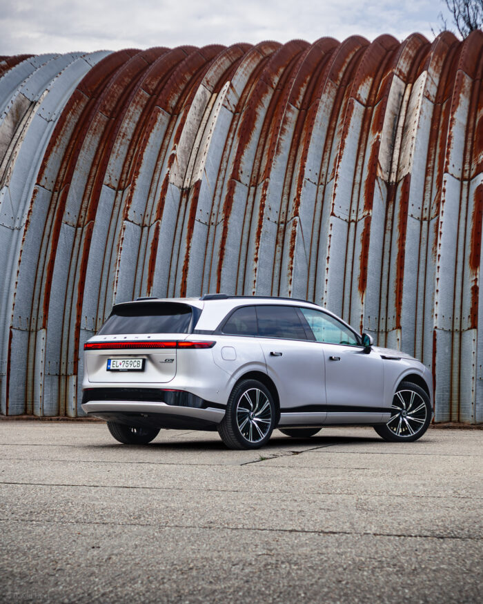 Autobazar.EU | Zboku XPENG G9 Performance pôsobí naozaj robustne a monoliticky. Zadnej časti dominuje jednoduchý LED pás s peknou grafikou. Čierne lakovanie spodnej časti nárazníka zase dodáva autu outdoorový charakter.