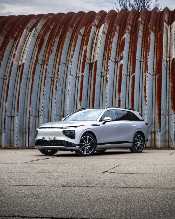 Autobazar.EU | Čisté plochy a výrazné členenie prednej časti dávajú autu nezameniteľný vzhľad. Predné svetlomety svojou grafikou mierne pripomínajú Porsche.