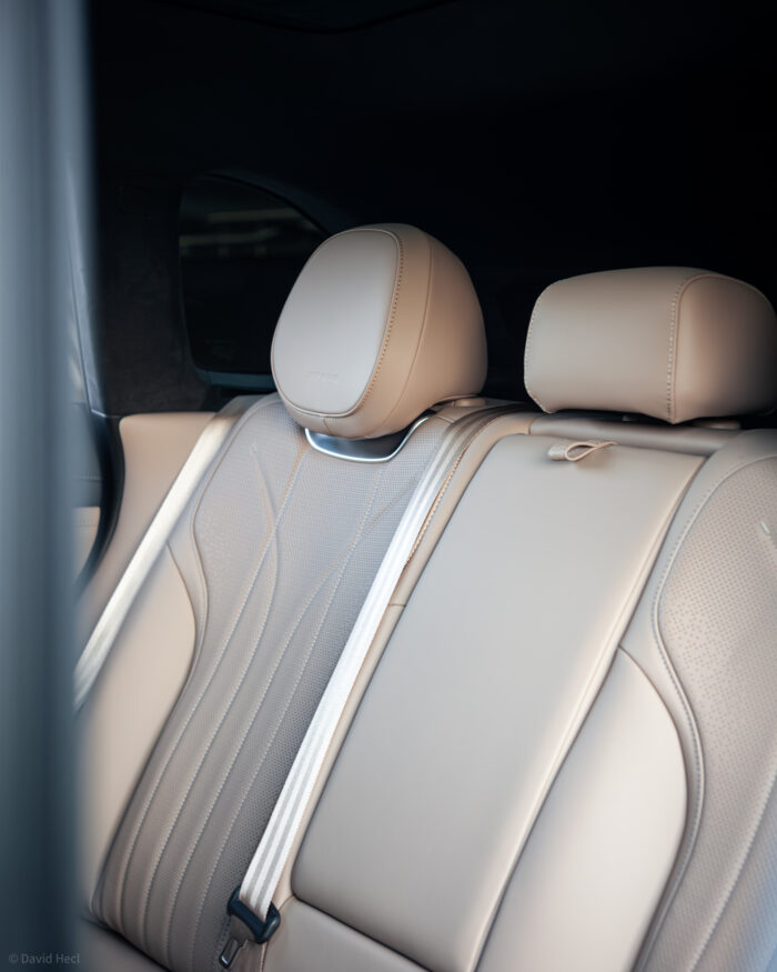 Autobazar.EU | Podobným komfortom disponuje aj zadná lavica. Obe krajné sedadlá majú funkciu masírovania, vyhrievania aj chladenia. Problém však vidím v tom, že pri zmene typu masáže to musí robiť cestujúci vpredu. Inak je na zadných sedadlách široká ponuka miesta a vôbec som sa tu necítil stiesnene.