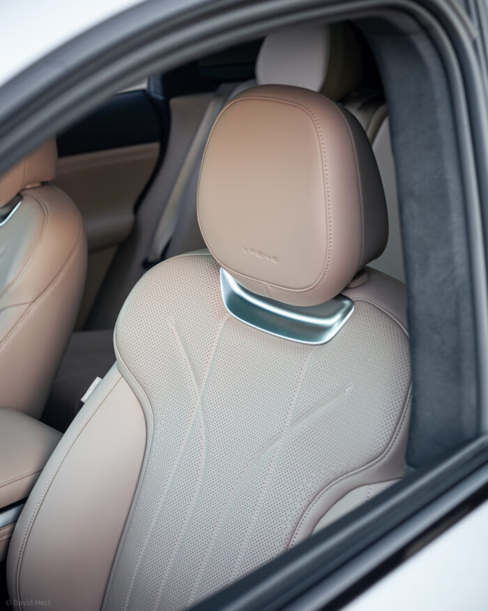 Autobazar.EU | Vynikajúce predné sedadlá sú ako kreslá v obývačke. Sú čalúnené prémiovou kožou Nappa rovnako ako väčšina interiéru. Ich masážne funkcie sa dajú vyberať v troch rôznych intenzitách, pričom tá najvyššia môže niekomu spôsobiť až bolesti. Zaujímavou možnosťou je aj sklopenie takmer do roviny pri užívaní si jedného z regeneračných módov počas nabíjania.