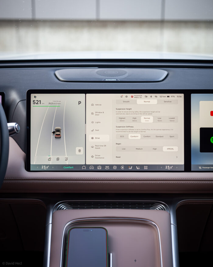 Autobazar.EU | Jednou z vecí, ktoré cez displej ovládate, je aj svetlá výška. Tá sa dá nastavovať v rozmedzí až 10 centimetrov, pričom za normálnych okolností je to pomerne rýchle. Ak však nie je systém dostatočne natlakovaný, slabšiemu kompresoru to trvá trochu dlhšie, než je zvykom.