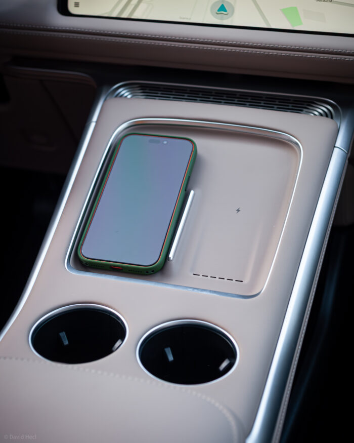 Autobazar.EU | Kožou Nappa je čalúnená aj centrálna konzola. Tá je čistá a obsahuje okrem držiakov na nápoje aj dve nabíjacie podložky. Obe sú klimatizované a majú výkon až 50 W.