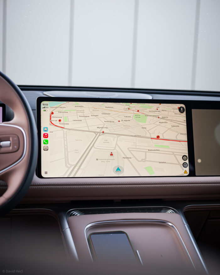 Autobazar.EU | Centrálny displej infotainmentu má až 15 palcov. Všetky funkcie auta navyše ovládate priamo tadiaľto. Jeho odozva je však výborná a rovnako môžem hovoriť aj o podaní farieb či rozložení informácií. Škoda len, že napríklad náhľad okolitej premávky nemá lepší frame rate. Animácia pôsobí mierne zasekane a oneskorene.