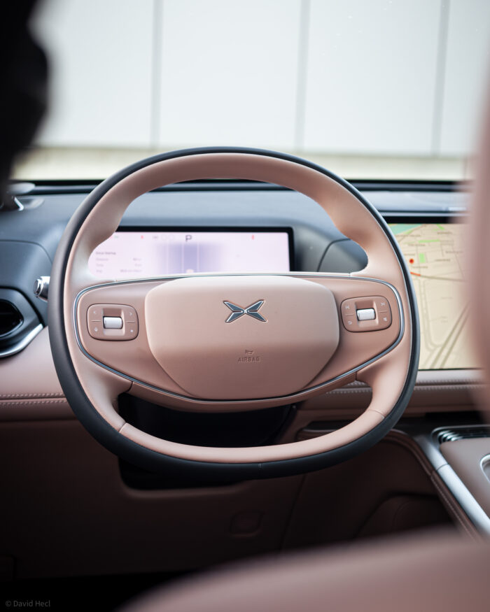 Autobazar.EU | Jednoduchý a čistý volant je pomerne zaujímavý. V normálnom režime si cez jeho ľavé rameno viete nastaviť teplotu klimatizácie. Inak sa prispôsobuje tomu, čo máte aktuálne spustené. Napríklad pri automatickom riadení cez ľavé rameno ovládate rýchlosť tempomatu. Otočnými kolieskami sa nastavujú aj vonkajšie spätné zrkadlá či výška volantu.