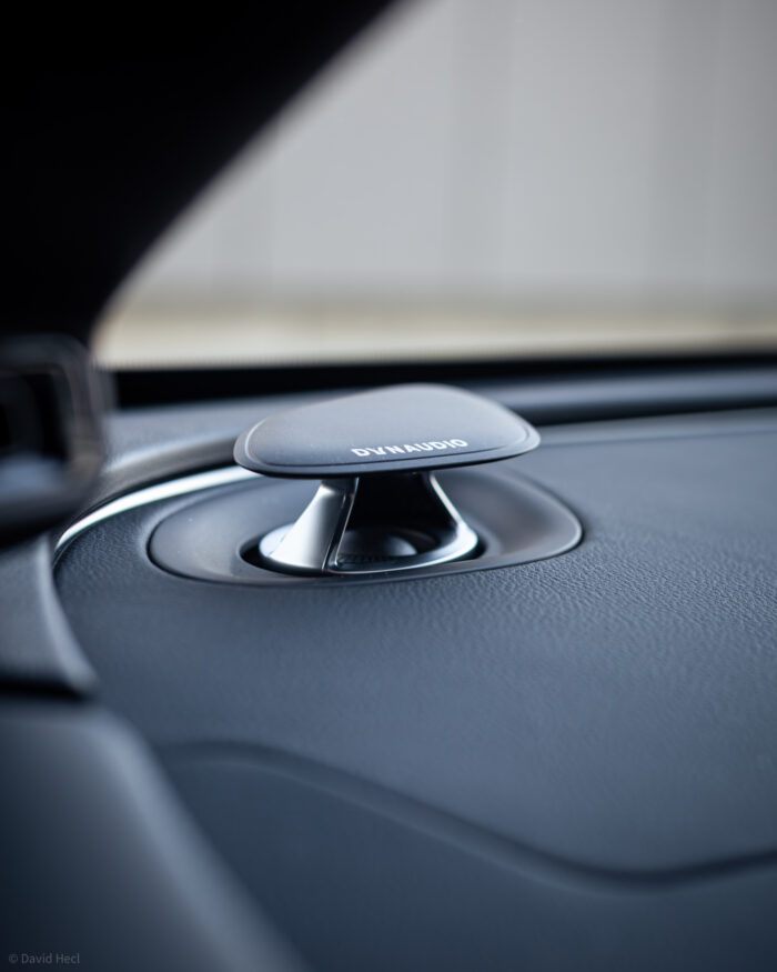 Autobazar.EU | Až 22 audio a 6 vibračných reproduktorov na palube dokáže vyprodukovať solídny filmový zážitok. Výrobca dokonca udáva štandard Dolby Atmos. Samotný zvukový prejav pritom od toho nemá ďaleko. Ak by som však počítal detailne, tak v aute je celkovo 29 reproduktorov, pretože jeden je umiestnený v hlavovej opierke vodiča. Ten slúži na telefonovanie. Škoda len, že auto nemá kvalitnejšie mikrofóny pred vodičom. Častokrát sa stalo, že mi druhá strana nerozumela.