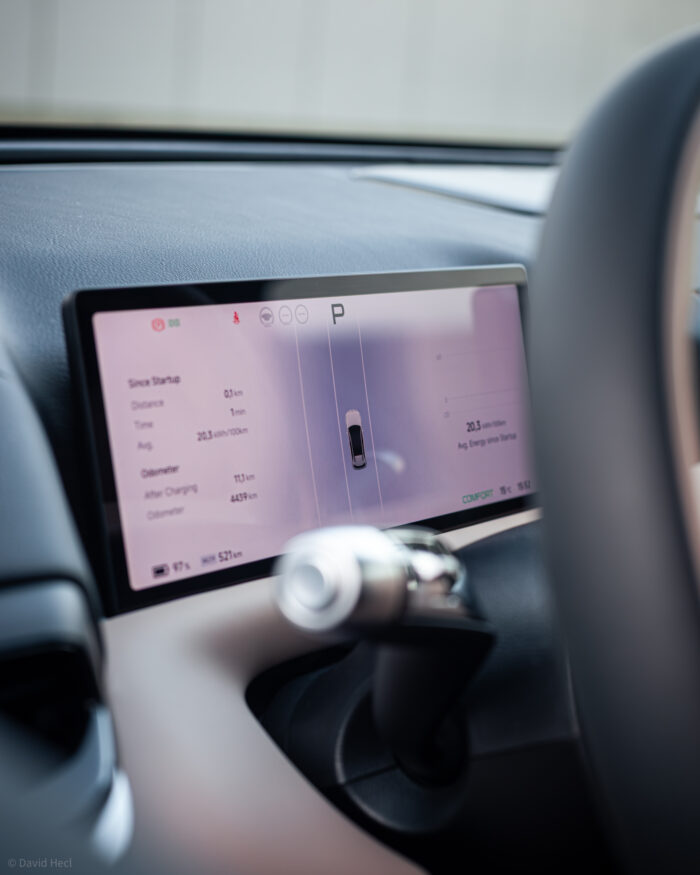 Autobazar.EU | 10,25-palcový displej pred vodičom je skôr doplnkom. Ukazuje základné informácie a viem si ho minimalisticky upraviť dlhším podržaním ľavého otočného prvku na volante. Ocenil by som však jeho lepšiu optimalizáciu cez centrálny displej. Taktiež sa mi nepáčilo, že pri voľbe smerového svetla sa zobrazí kamerový náhľad s takmer neviditeľnou šípkou smerovky.