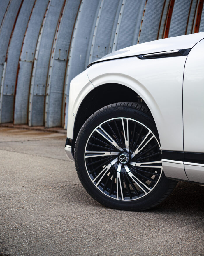 Autobazar.EU | Ak je podvozok nastavený do svojej maximálnej výšky, auto môže ísť aj do terénu. Rozdiel medzi najnižším a najvyšším nastavením je 10 centimetrov. Podvozok navyše má aj funkciu komfortného nastupovania, keď sa automaticky zníži pri opúšťaní vozidla.